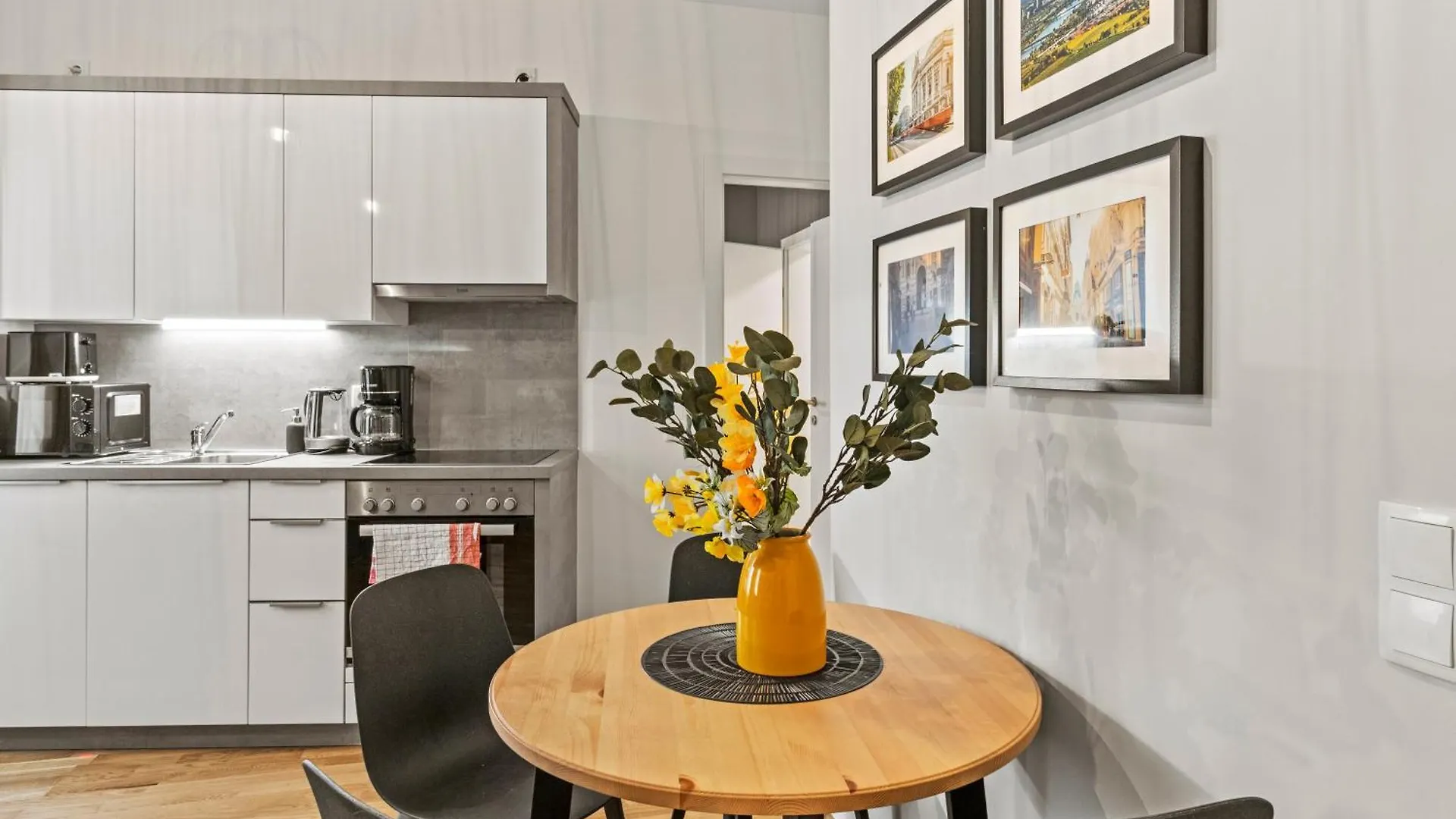 1 Min To Public Transport - 3 Min To Supermarket And Pharmacy - On-Site Parking For 19,90 Eur Vienna Apartment