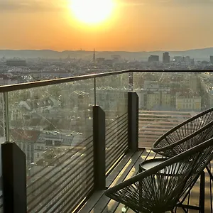 Panorama Sky I Rooftop Pool I Metro Station Wien