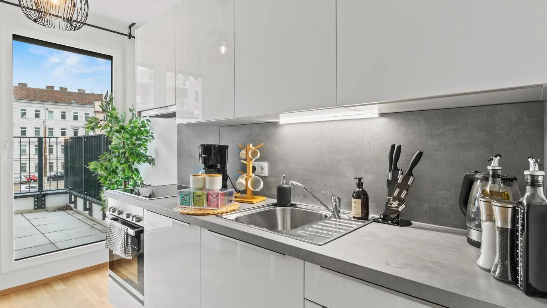 1 Min To Public Transport - 3 Min To Supermarket And Pharmacy - On-Site Parking For 19,90 Eur Vienna Apartment