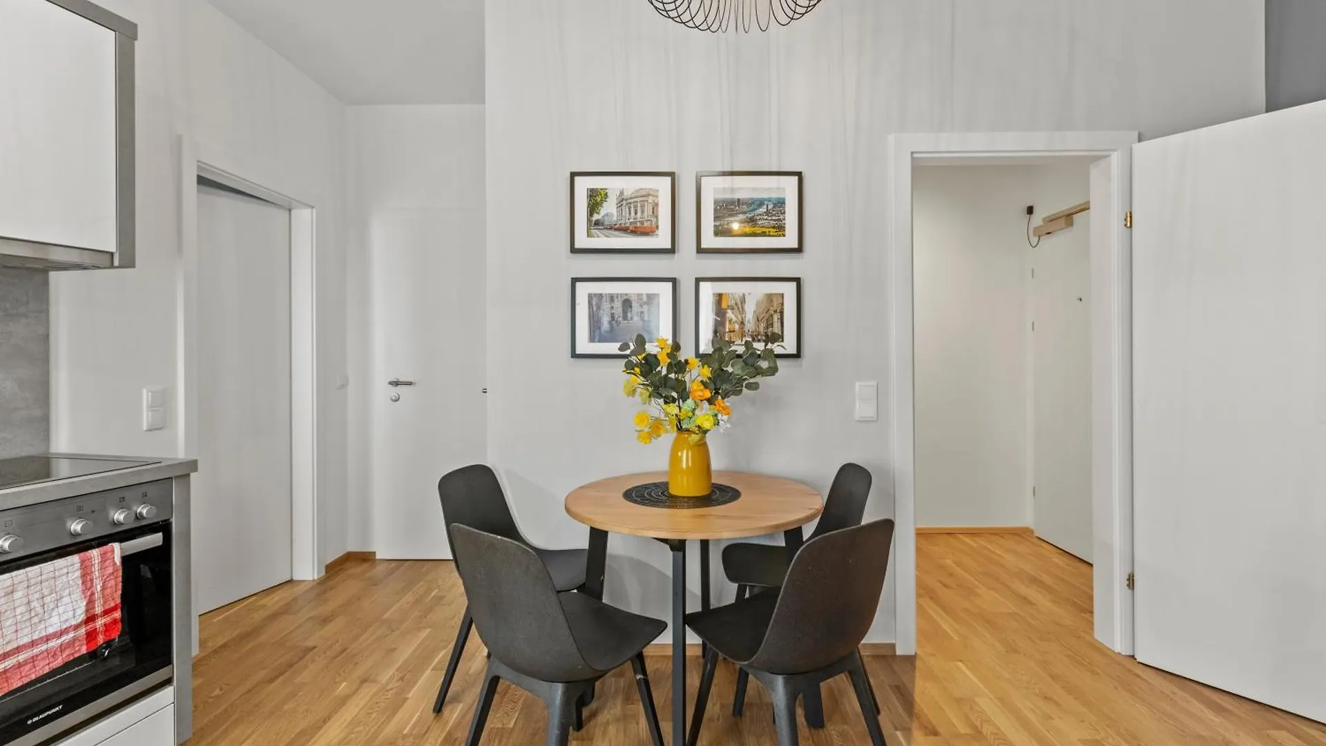 1 Min To Public Transport - 3 Min To Supermarket And Pharmacy - On-Site Parking For 19,90 Eur Vienna 0*,  Austria